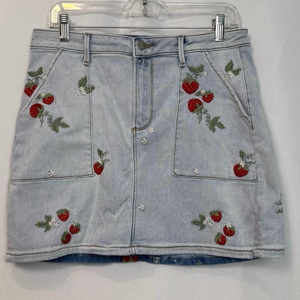 Driftwood Strawberry Embroidered Light Wash Denim Mini Skirt Size 30 Cottagecore